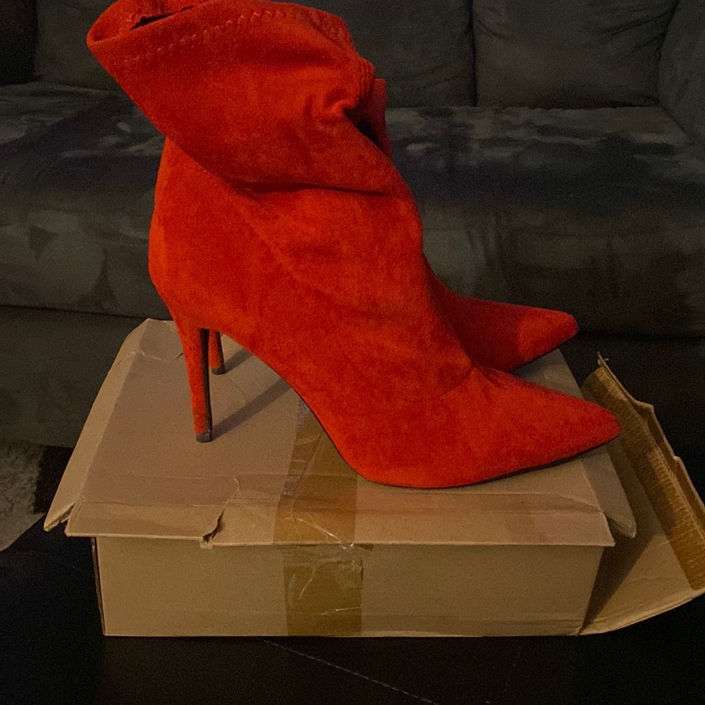 Red suede Ankke boots